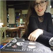 Studentessa universitaria impartisce lezioni di letteratura italiana, storia e storia dell'arte